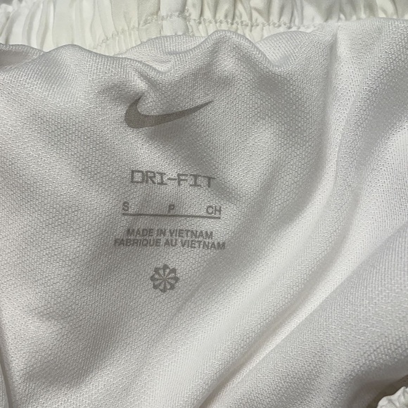 white nike shorts - Picture 4 of 4